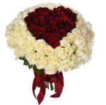 Букет из 101 белой и красной розы в виде сердца