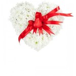 Цветочная композиция из 7 кустовых хризантем и декора «Подаренное сердце»