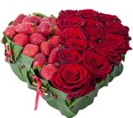 Цветочная композиция из 11 красных роз Гран При и клубники «Рубиновое сердце»